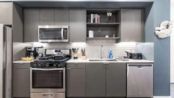 Refrigerador, microondas, horno y parrilla de estufa