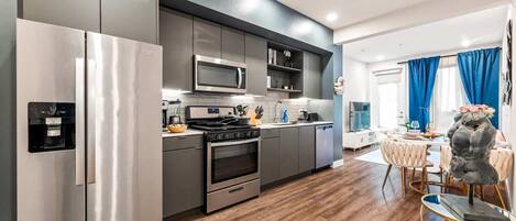 Kylskåp, mikrovågsugn, ugn och spishäll