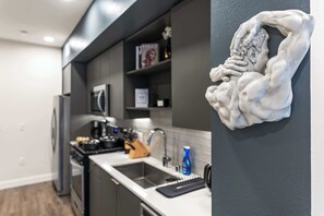 Kühlschrank, Mikrowelle, Ofen, Herdplatte