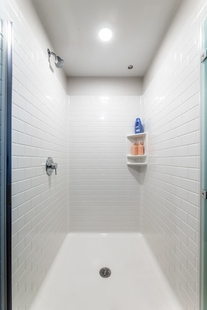 Shower, hair dryer - Stylish 1BD Retreat in Hollywood Pool&Free Parking (West Hollywood)