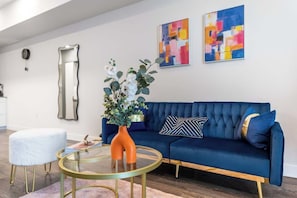 TV - Stylish 1BD Retreat in Hollywood Pool&Free Parking (West Hollywood)