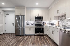 Réfrigérateur, micro-ondes, four, plaque de cuisson