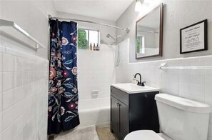 ヘアドライヤー、タオル、石鹸、シャンプー