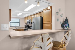 Fridge, microwave, oven, stovetop - 🌞Emerald Surf 106: 1st Floor Gulf-Front Condo w/ Pool🌞 (Navarre Beach)