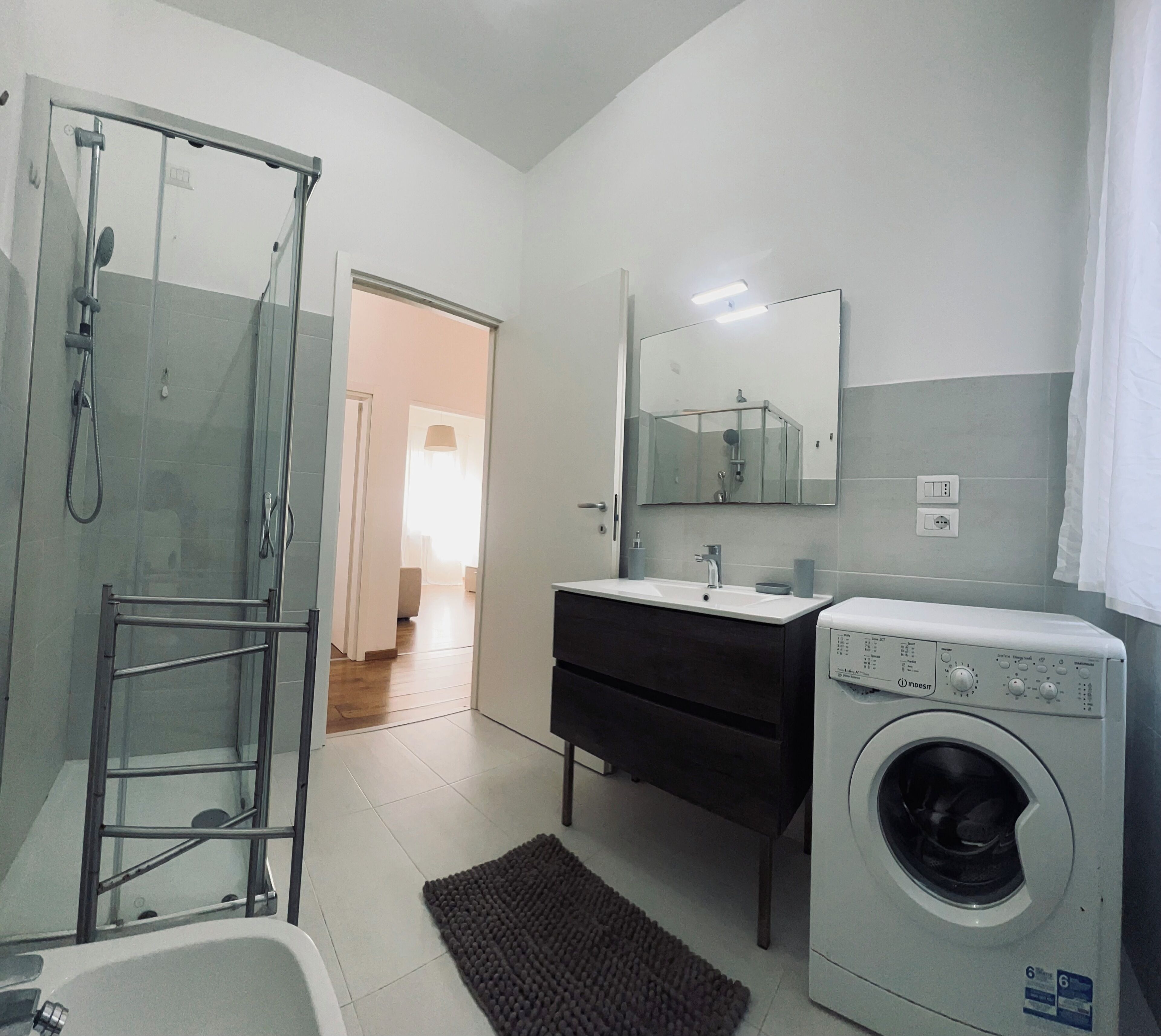 Douche, sèche-cheveux, bidet, serviettes fournies