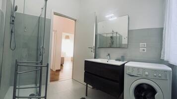 Dusche, Haartrockner, Bidet, Handtücher