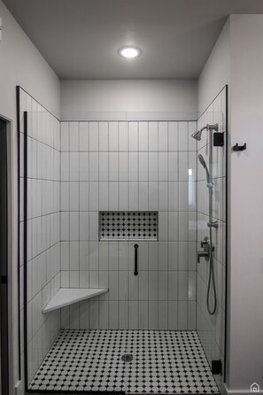 Een douche, handdoeken