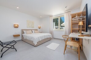 2 bedrooms, desk, iron/ironing board, WiFi