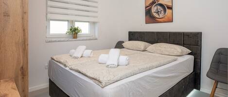 2 chambres, fer et planche à repasser, Wi-Fi, draps fournis