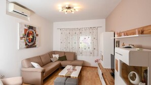 Unclassified image, 4 of 24, button - Great 3-Bedroom Apartment with balcony and sea view! (Orebic)