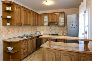 Fridge, oven, stovetop, dishwasher