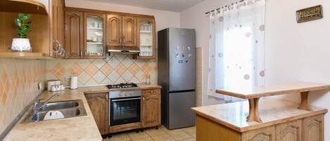 Fridge, oven, stovetop, dishwasher