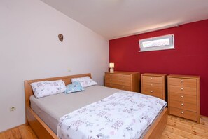 3 quartos, ferros/tábuas de passar roupa, Wi-Fi, roupa de cama