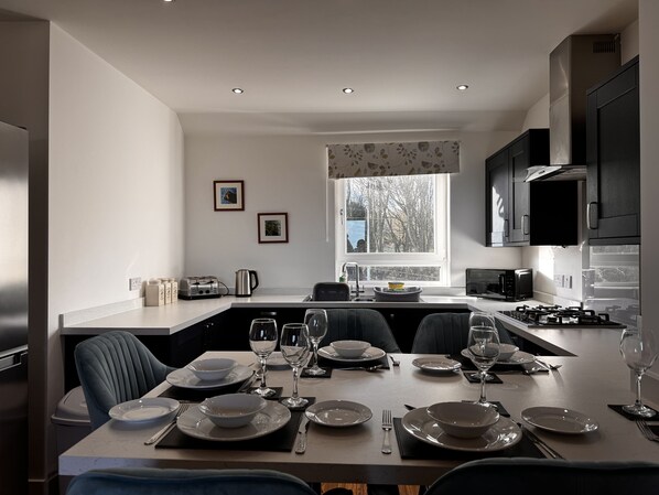 Kjøleskap, mikrobølgeovn, ovn og kokeplater