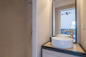 Shower, hair dryer, towels - L'Appart 52, in the heart of Chamonix, French Alps (Chamonix-Mont-Blanc)