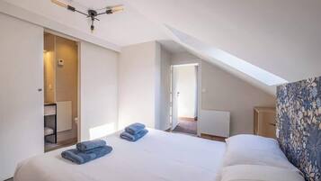 3 slaapkamers, een strijkplank/strijkijzer, reisbedje, wifi