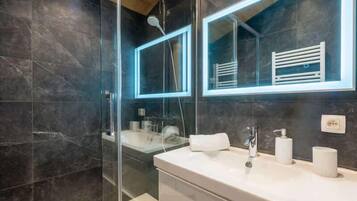 Een douche, een haardroger, handdoeken