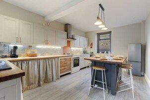 Cottage | Private kitchen | Coffee/tea maker, electric kettle, toaster, dining tables