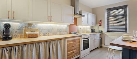 Cottage | Private kitchen | Coffee/tea maker, electric kettle, toaster, dining tables