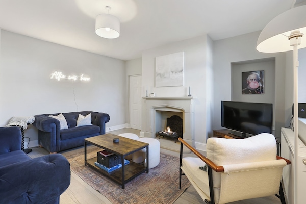 Cottage | Living room | 30-inch Smart TV with cable channels, fireplace