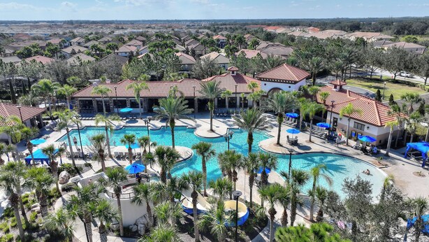 A resort with a central swimming pool surrounded by palm trees and lounge areas. - The Solterra Resort Retreat (Davenport)