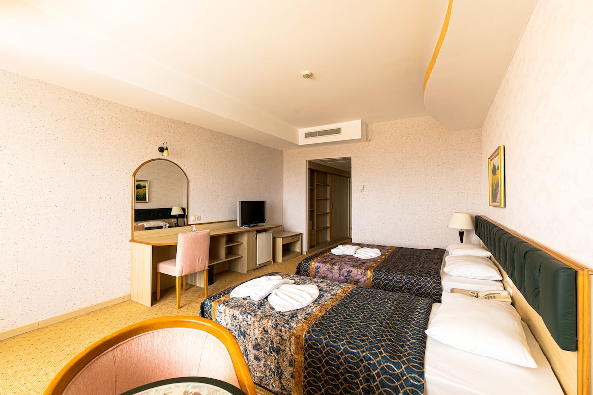 Free minibar items, in-room safe, bed sheets
