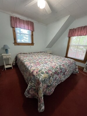 4 bedrooms, free WiFi - PRIVATE SANDY BEACH ON SEBAGO LAKE!! (Standish)
