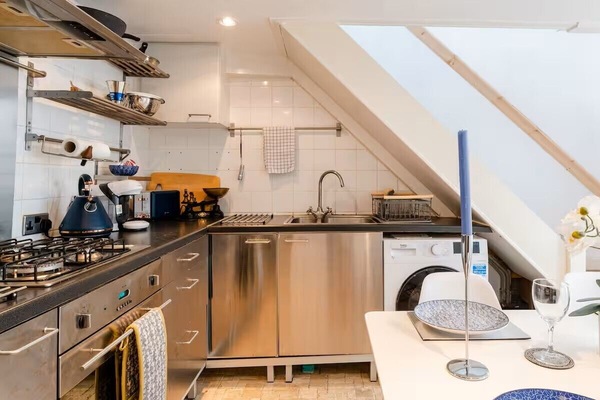 Frigorífico, microondas, horno y placa de cocina