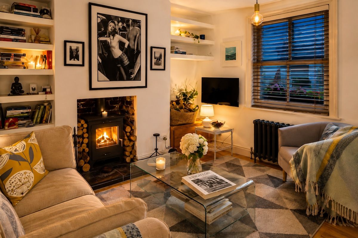 Smart TV, fireplace, books, stereo
