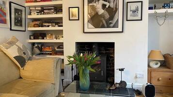 Smart TV, fireplace, books, stereo