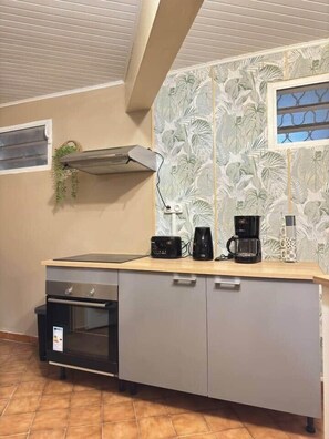 Fridge, microwave, stovetop, cookware/dishes/utensils