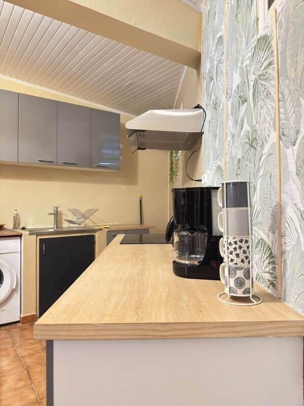 Een koelkast, een microgolfoven, een kookplaat