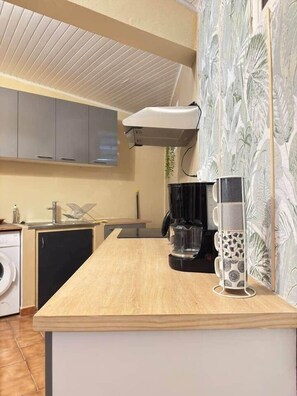 Refrigerador, microondas, parrilla de estufa y utensilios de cocina