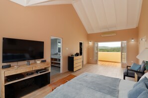 4 bedrooms, in-room safe, desk, iron/ironing board