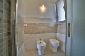 淋�浴設備、風筒、坐浴桶、提供毛巾