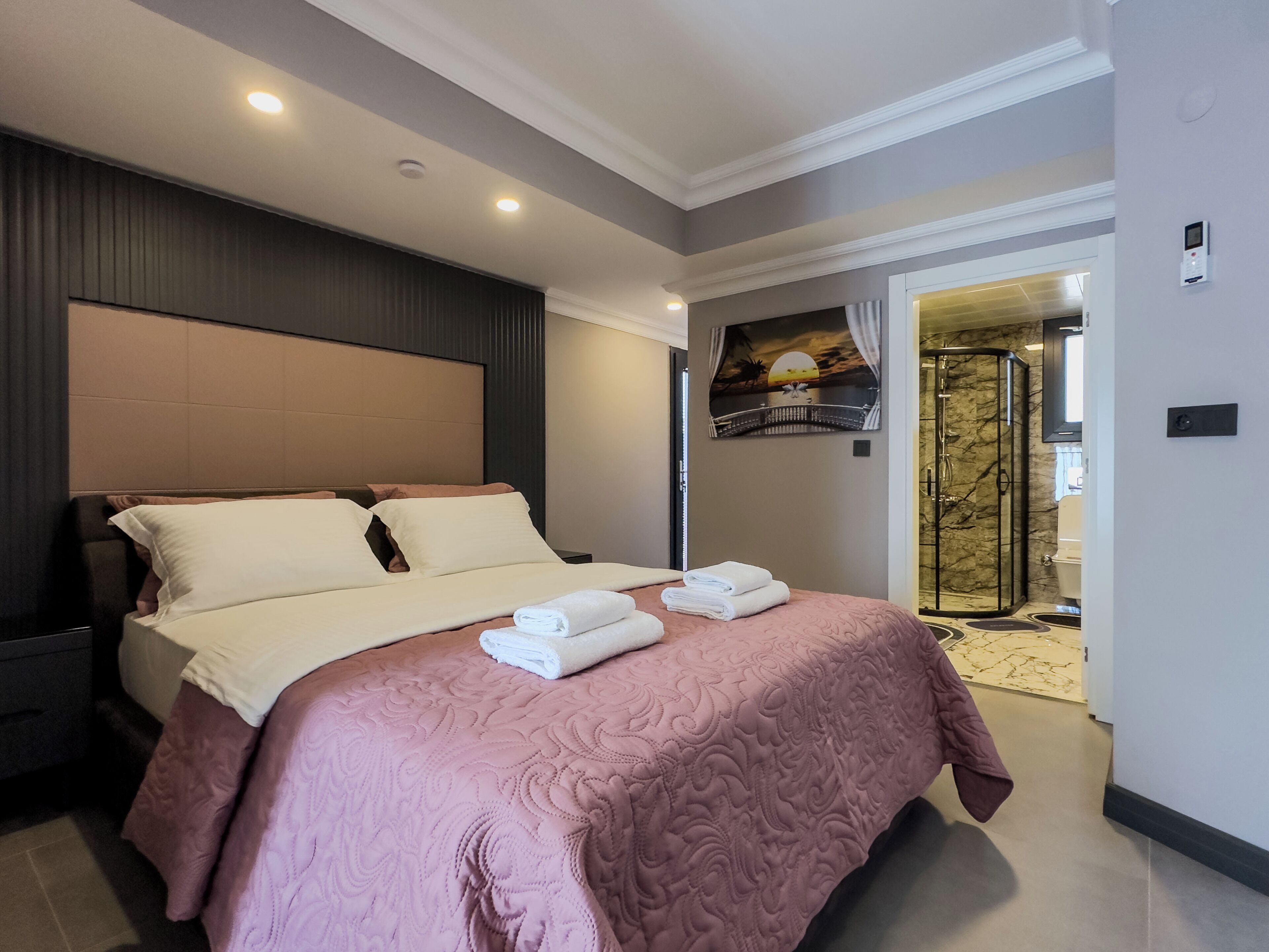 Egyptian cotton sheets, premium bedding, Select Comfort beds, minibar