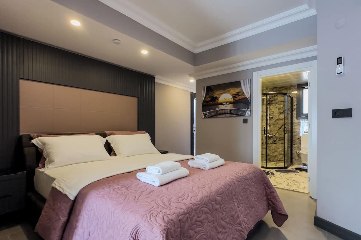 Egyptian cotton sheets, premium bedding, Select Comfort beds, minibar