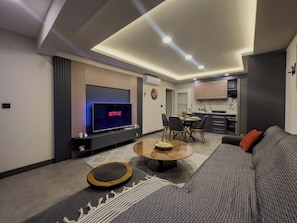 165-cm Smart TV with satellite channels, Netflix, books - Belek 07 Luxury Suites Only For Family (Serik)