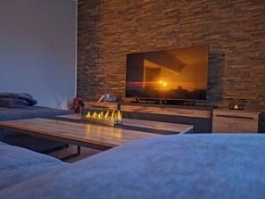 Smart-tv, videospelletjes, een dvd-speler en een tafeltennistafel