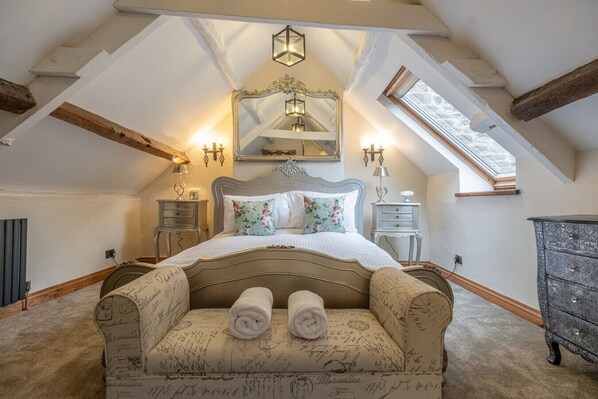 4 bedrooms, desk, free WiFi, bed sheets