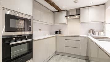 Køleskab, mikrobølgeovn, ovn, kogeplade