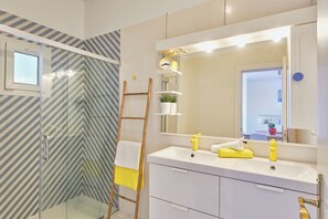 Sèche-cheveux, serviettes fournies, savon, papier toilette