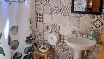 Classic Apartment, Patio | Bilik Mandi | Pengering rambut, tuala disediakan, sabun, syampu