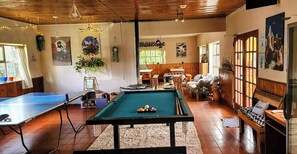 Living area - Hostel del Lago (El Chalten)
