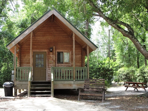 Cozy cabin 23 with Wi-Fi, AC, fitness room in charming Mayo