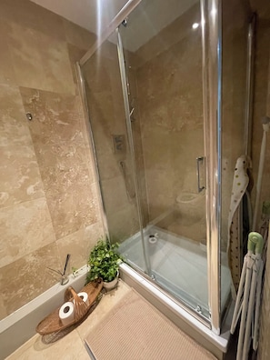 Dusche, Haartrockner, Handtücher, Toilettenpapier