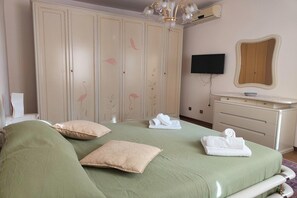 2 bedrooms, travel crib, free WiFi