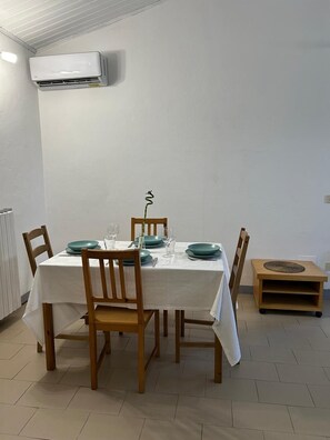 Dining - B&B "Il Melograno" cottage with private pool in Pistoia. (Pistoia)