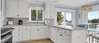 The Sea Guld: Beach Access, Expansive Decks, Elevator & Outdoor Shower!