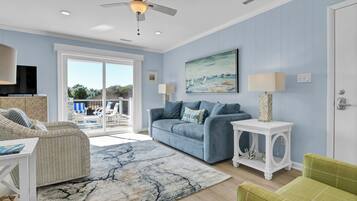 Fernseher, Tischtennisplatte, Bücher